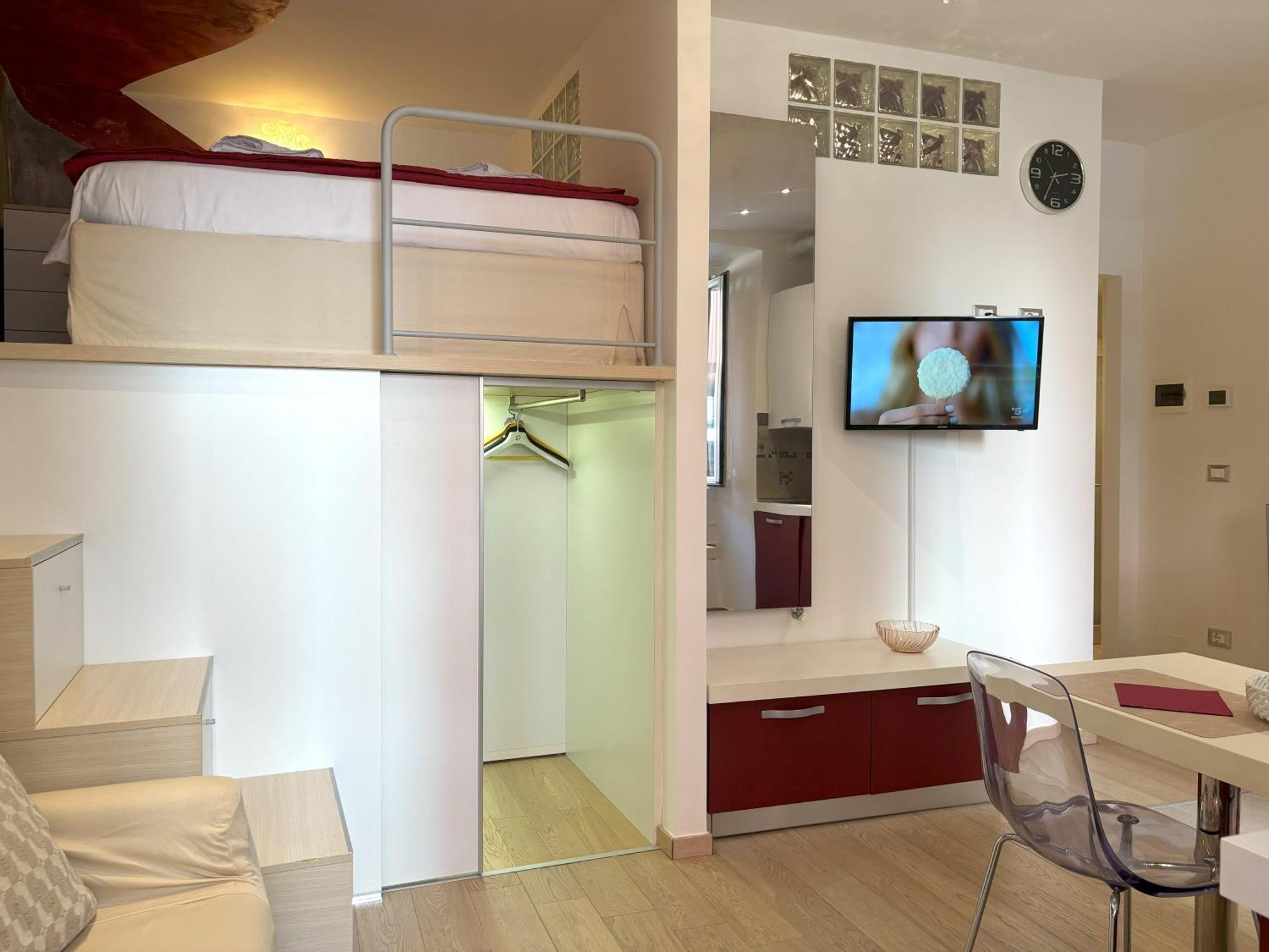 Red Velvet Apartment Триест Екстериор снимка
